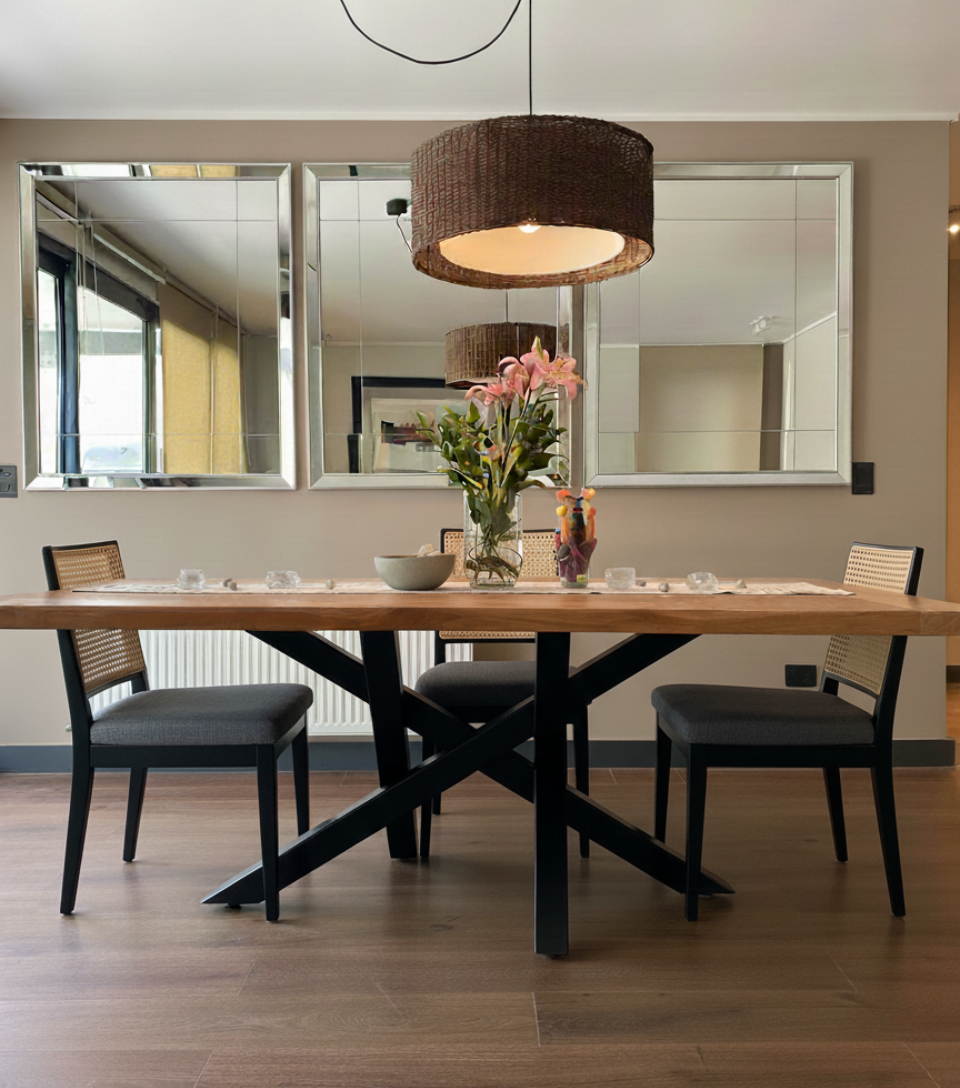 “Mesa de comedor de madera lenga con base de fierro negro y sillas modernas conjunto de comedor a medida en Chile”