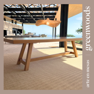 “Mesa de comedor escandinava de madera lenga a medida en terraza moderna, diseño minimalista y artesanal de Greenwoods.”