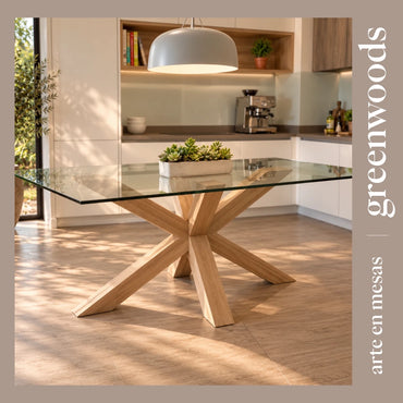 Mesa de comedor María de vidrio con base de madera lenga en una cocina integrada luminosa | Greenwoods Chile
