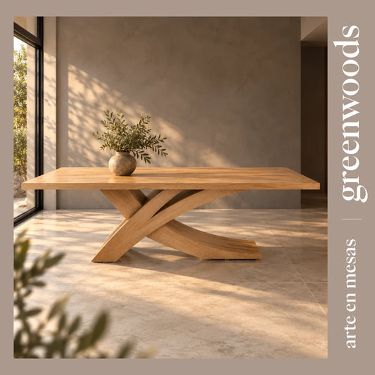 Mesa de comedor Picasso en madera lenga con base cruzada curva, vista frontal en un living luminoso – Greenwoods Chile