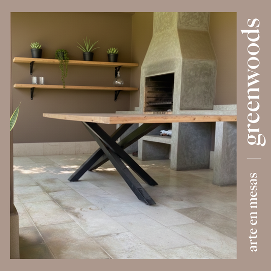 “Mesa terraza madera nativa a medida, base metálica cruzada estilo industrial, en quincho moderno — Greenwoods.”
⸻
