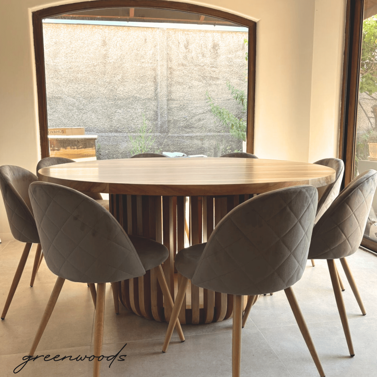 Mesa redonda en madera lenga Praga. - Mesas | Greenwoods Chile