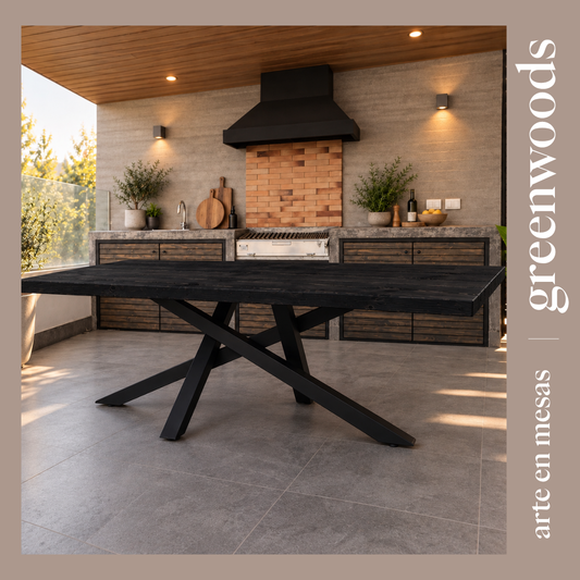 Mesa de comedor de madera carbonizada y fierro Da Vinci en una terraza con quincho