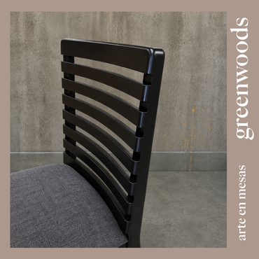Silla de comedor Aura de madera negra con respaldo curvo y asiento tapizado gris para mesa de comedor