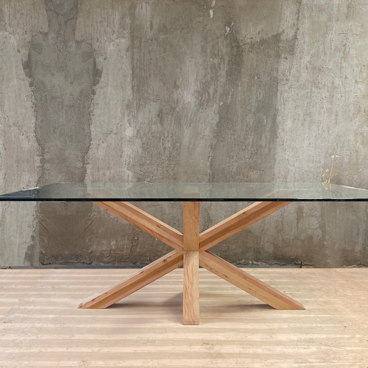 mesa de comedor cubierta de vidrio y base en madera nativa lenga,Descubre la mesa de comedor Maria, una combinación perfecta de madera lenga y vidrio, diseñada para aportar elegancia y durabilidad a tu hogar. Greenwoods