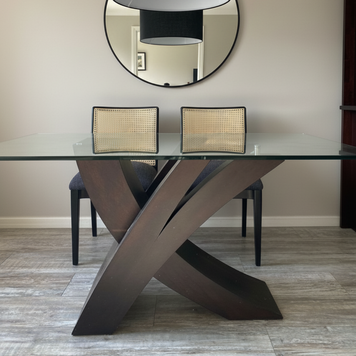 mesa de comedor con cubierta de vidrio y base de madera a medida diseño moderno modelo Picasso Greenwoods Chile