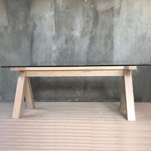 Comedor de madera lenga y vidrio Escala.