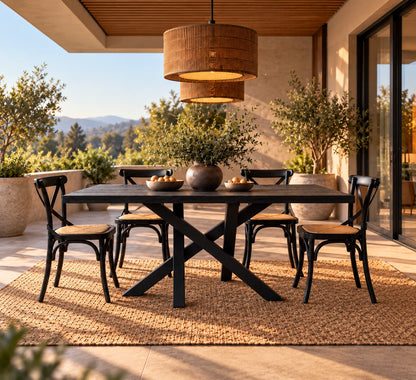 Comedor de terraza Da Vinci con cubierta carbonizada, base de fierro negro y 4 sillas Cruzeta negras – imagen referencial