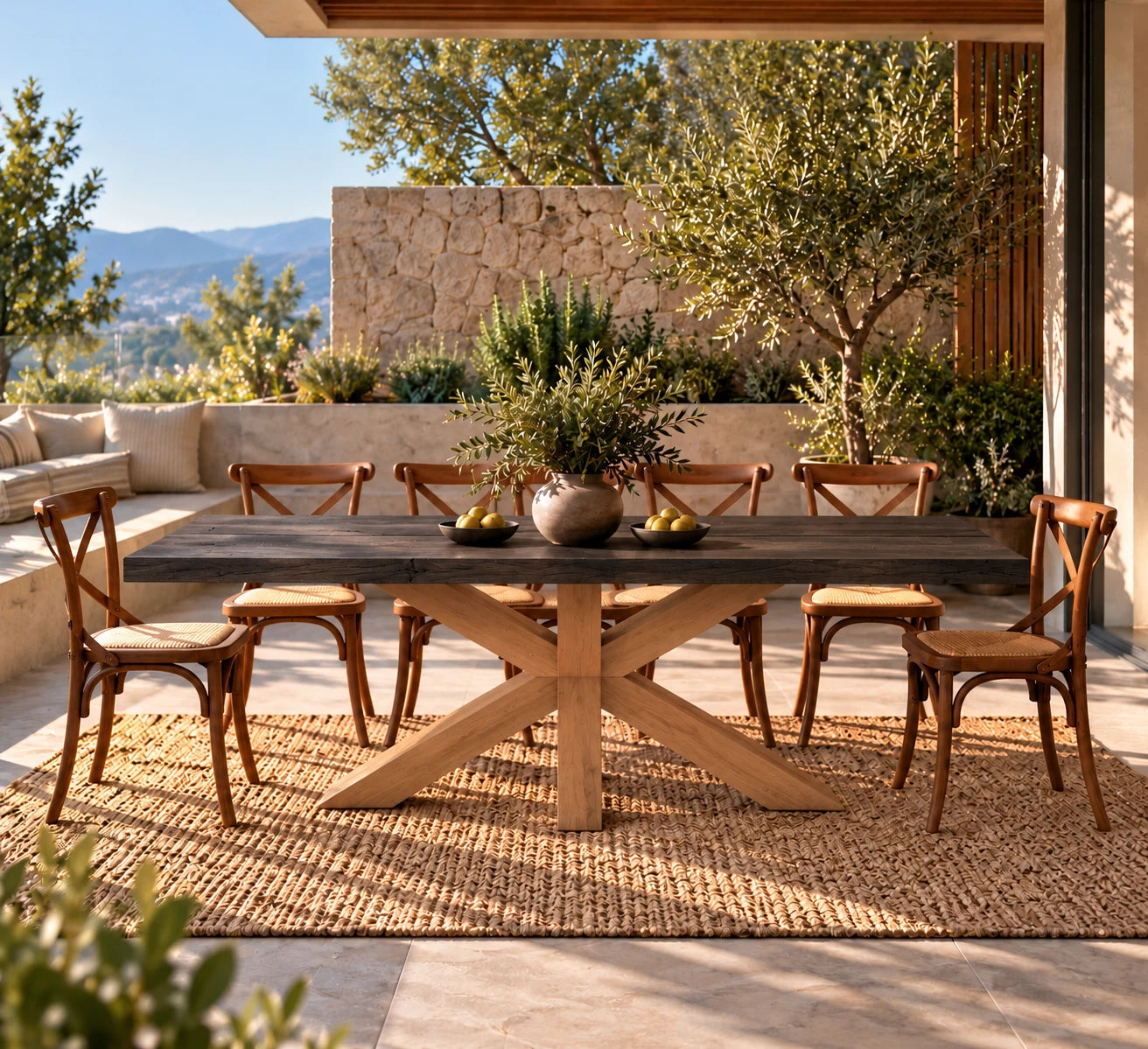 Comedor de terraza María con cubierta de madera carbonizada, base de lenga natural y sillas Cruzeta – imagen referencial