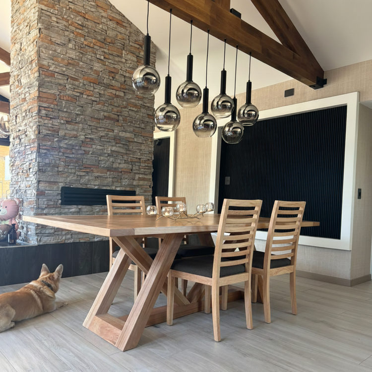 
“Conjunto de comedor a medida en madera natural con mesa maciza y sillas de madera en espacio moderno con diseño interior elegante”