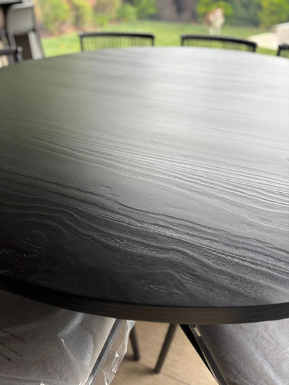 Detalle real de una cubierta carbonizada de pino: veta marcada y textura