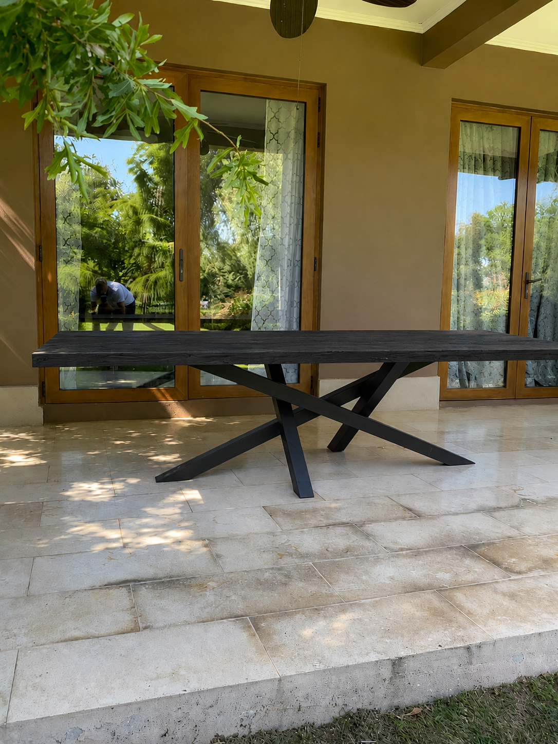 Mesa de comedor fierro y madera industrial Da Vinci terraza.