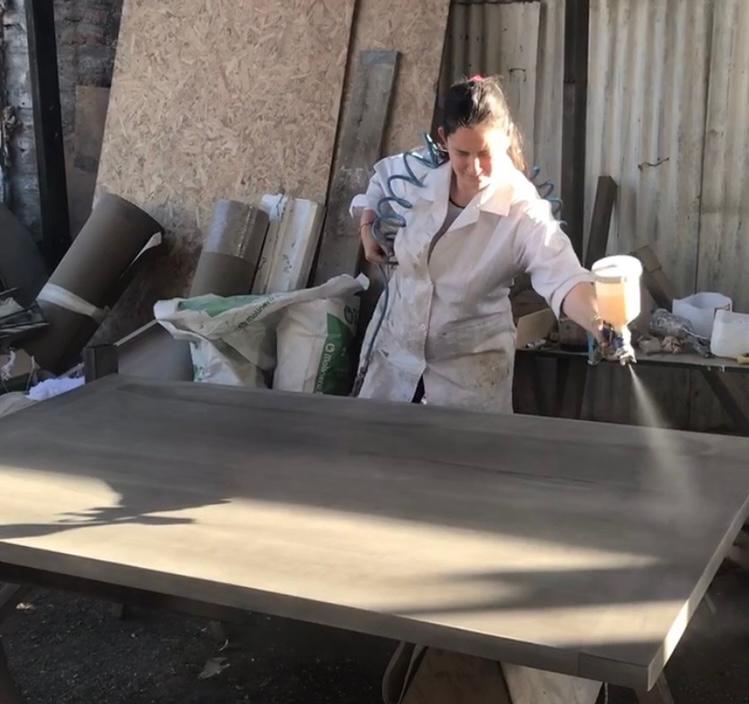 Proceso de acabado final en mueble de madera a medida con barniz poliuretano de alta durabilidad