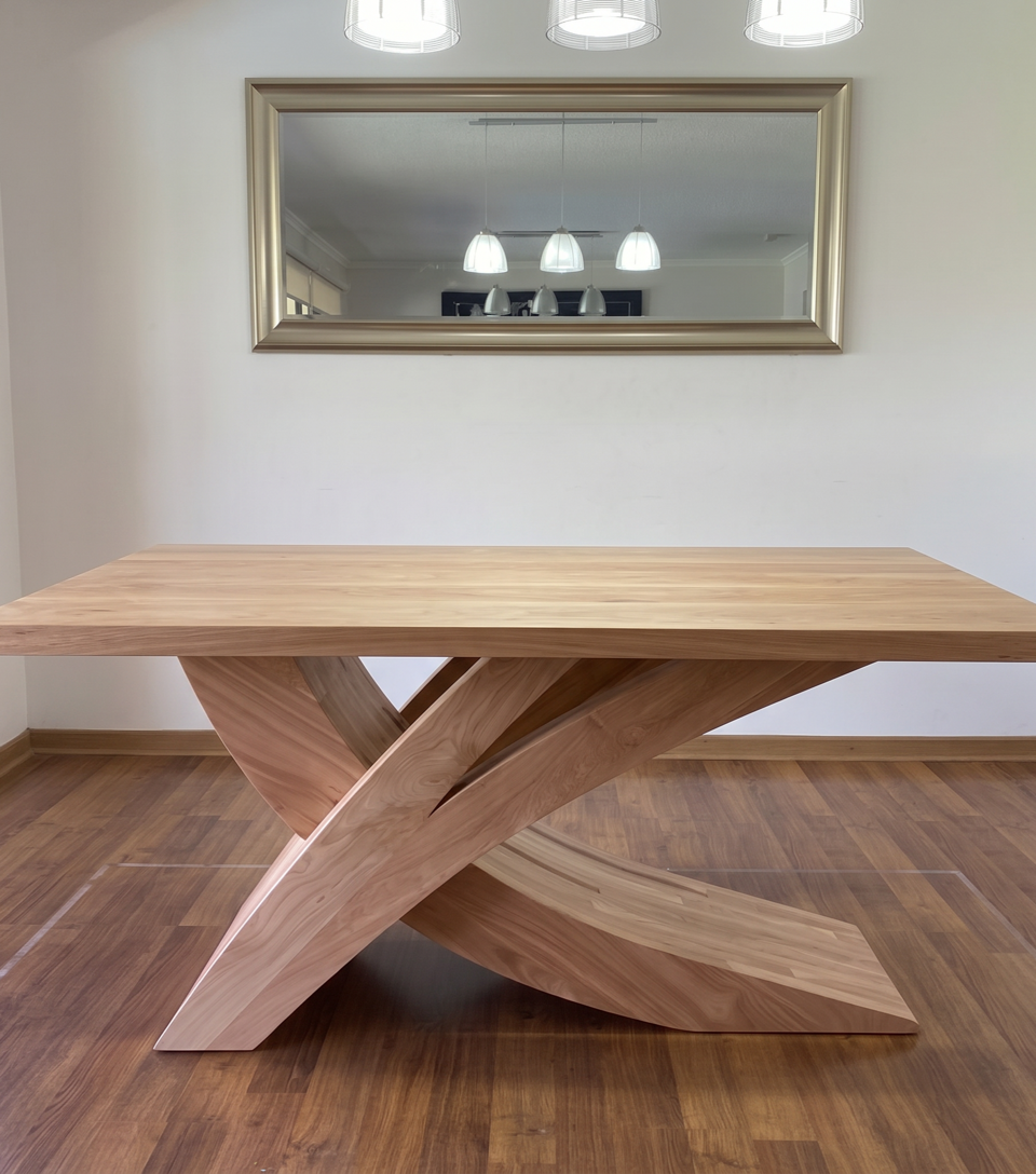 Mesa Picasso con cubierta de madera lenga maciza y Sillas Antonia