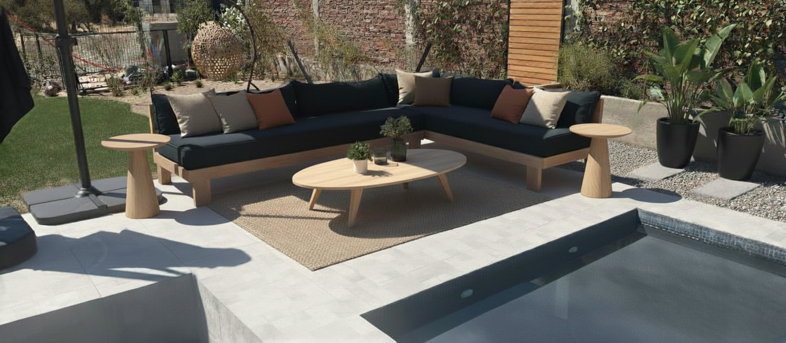 living de terraza con sofa seccional de madera lenga a medida y mesa de centro en espacio exterior moderno junto a piscina en Chile