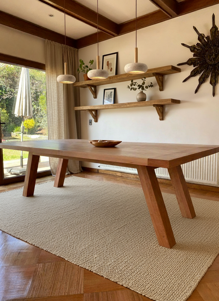 Mesa de comedor de madera a medida para interior, diseño contemporáneo y fabricación artesanal en Chile