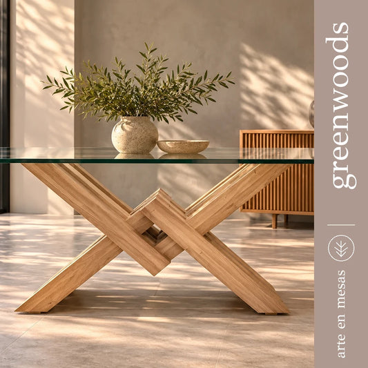 Mesa de comedor Cadena con base de lenga y cubierta de vidrio, vista frontal en un living luminoso – Greenwoods Chile