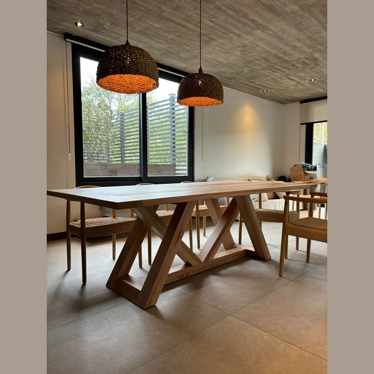 Mesa de comedor de madera Italia con lámparas de mimbre, vista frontal
