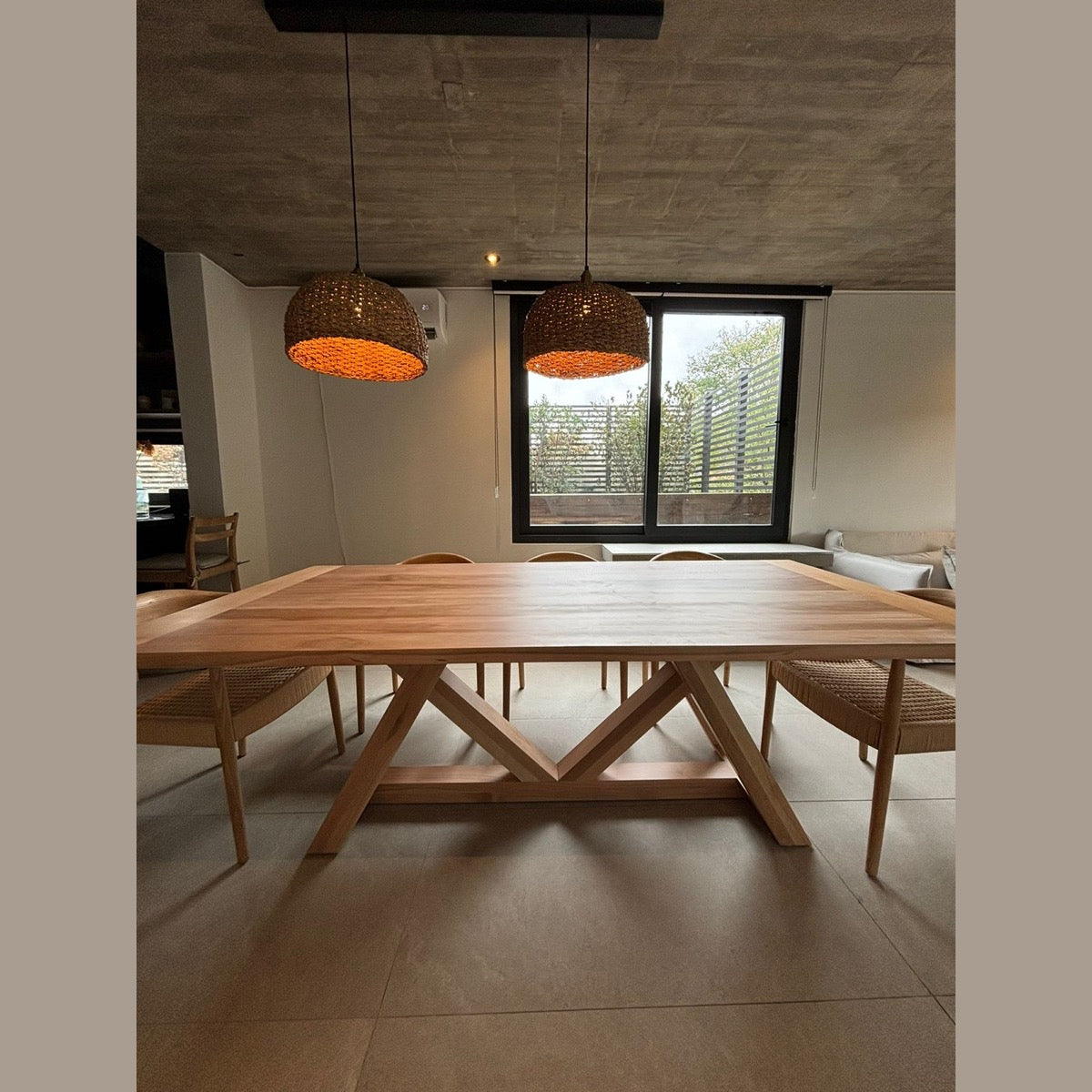 Mesa de comedor de madera lenga Italia vista de frente con sillas de madera