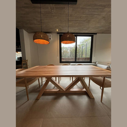 Mesa de comedor de madera lenga Italia vista de frente con sillas de madera