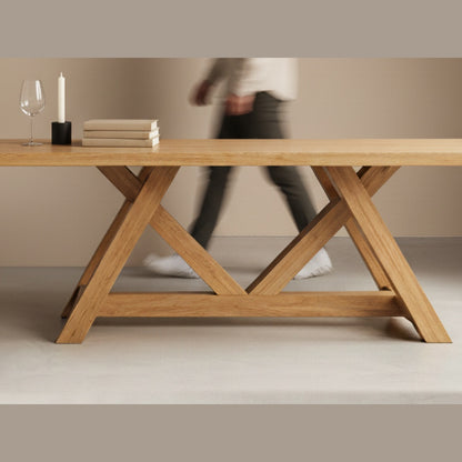 Detalle de la base en V de la mesa de comedor de madera Italia
