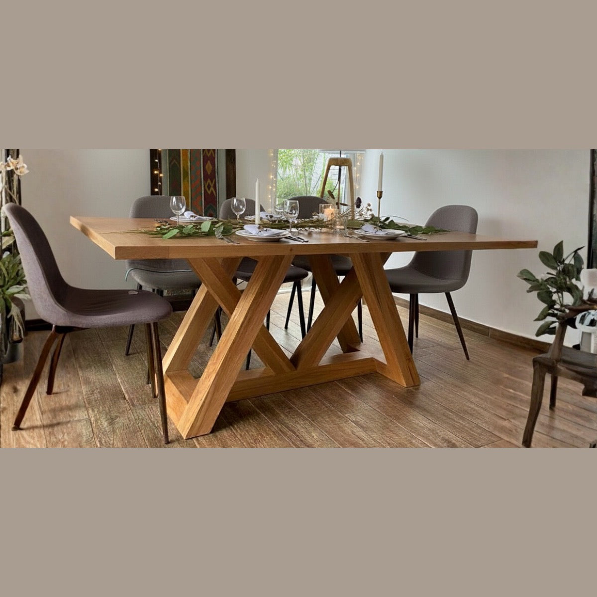 Mesa de comedor de madera lenga Italia con sillas grises tapizadas