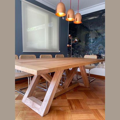 Mesa de comedor de madera lenga Italia vista desde la cabecera