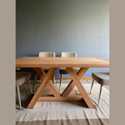 Mesa de comedor de madera Italia con sillas tapizadas beige
