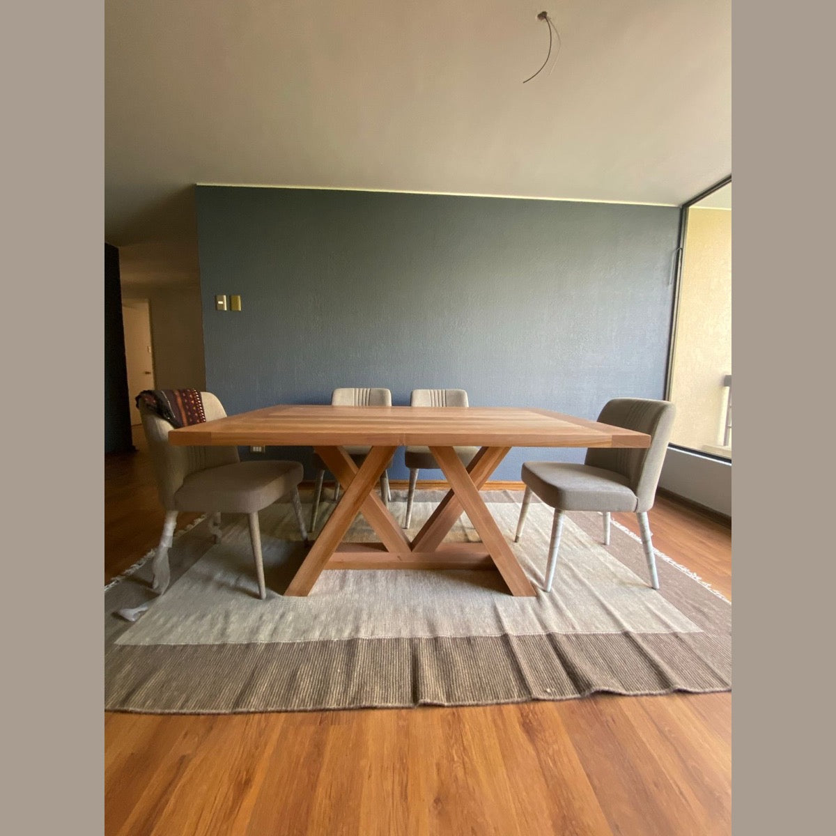 Mesa de comedor de madera lenga Italia sobre alfombra en un comedor