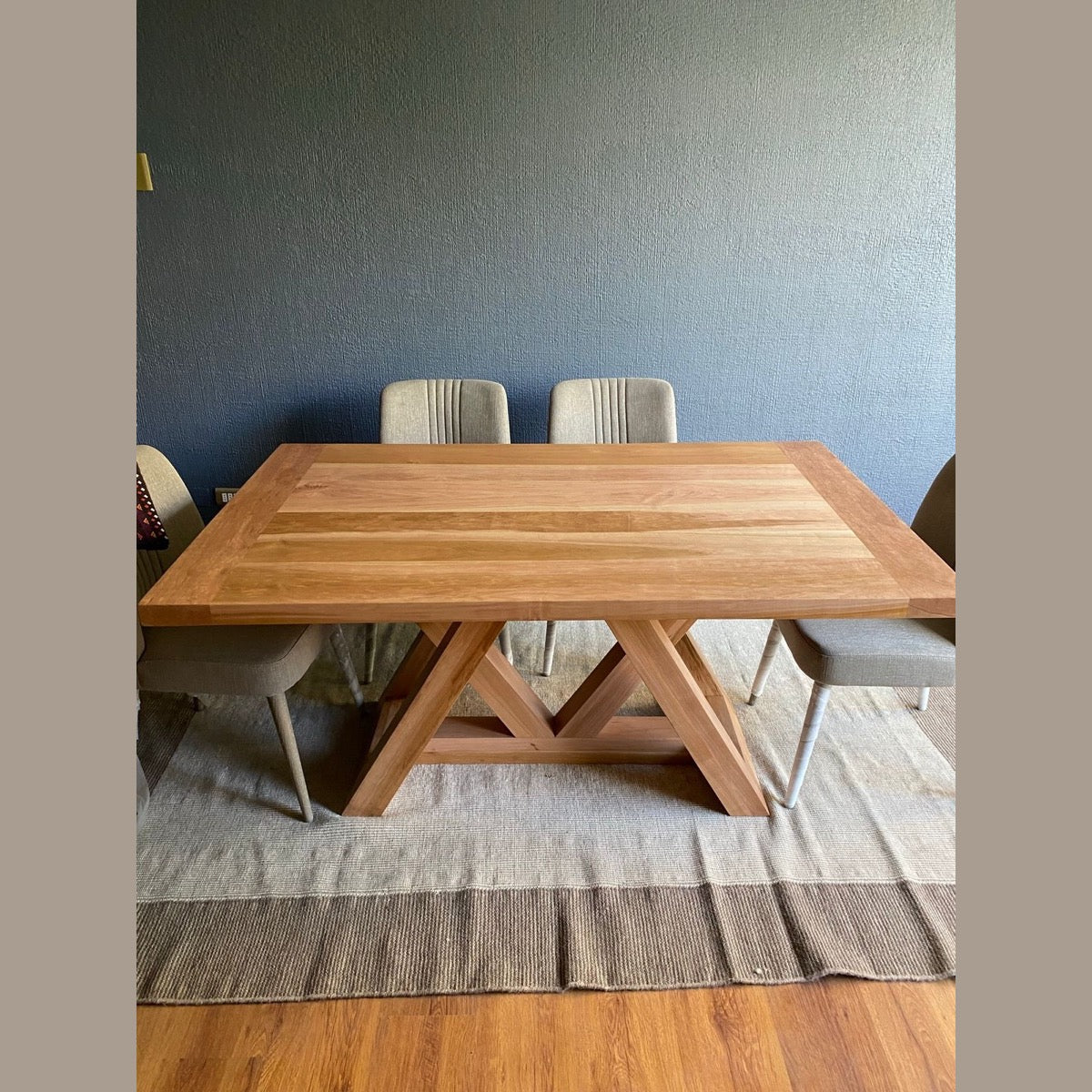Cubierta de madera lenga de la mesa de comedor Italia vista desde arriba
