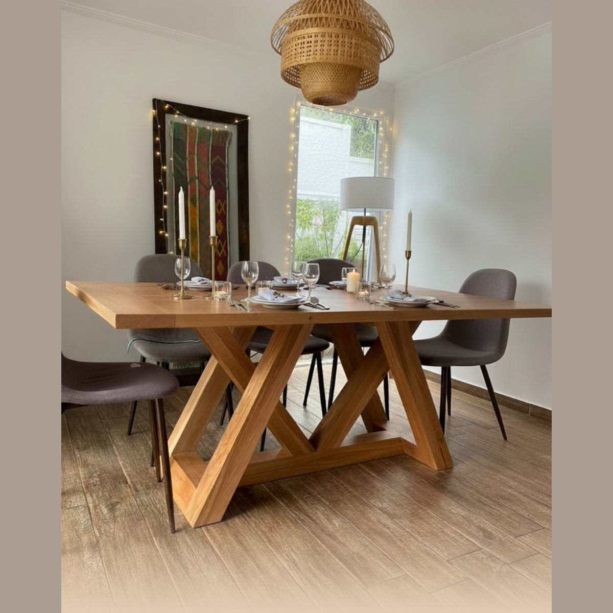 Mesa de comedor de madera Italia con velas y sillas grises
