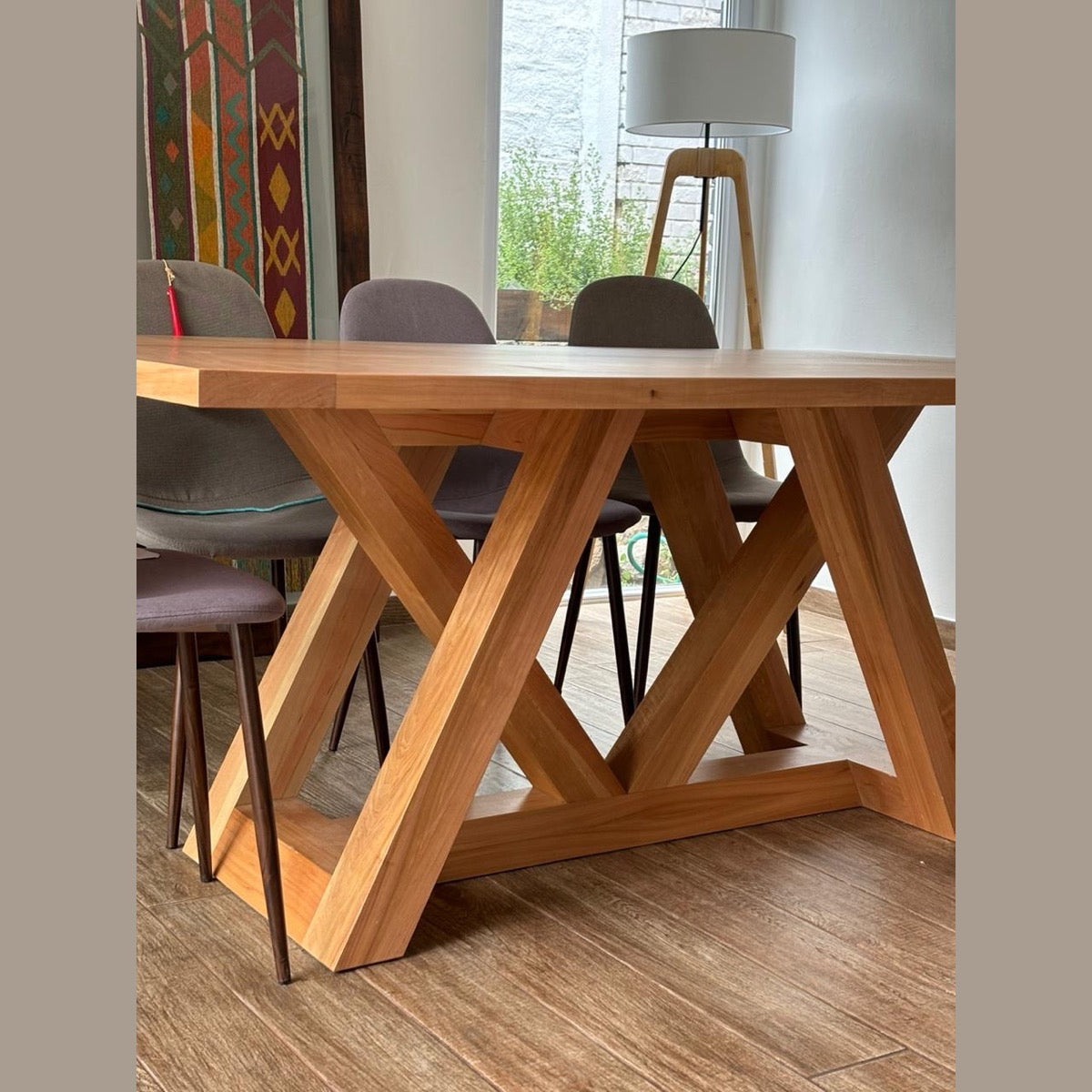 Detalle de la base cruzada de madera de la mesa de comedor Italia