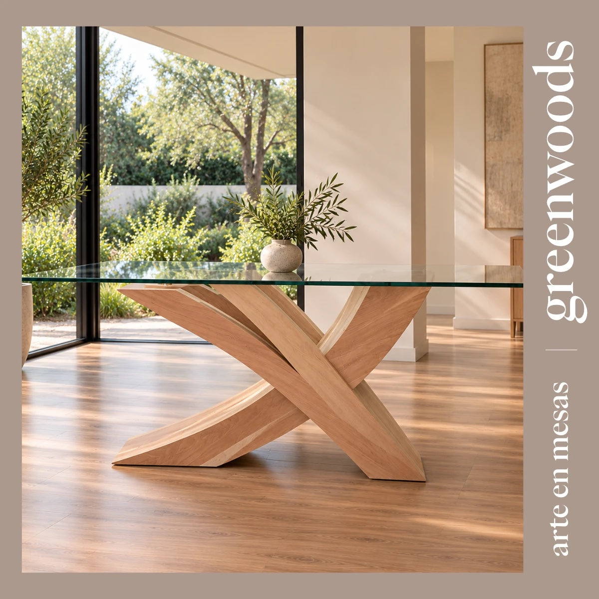 Mesa de comedor Picasso de vidrio y madera lenga con base curva cruzada, en una casa moderna y luminosa | Greenwoods Chile