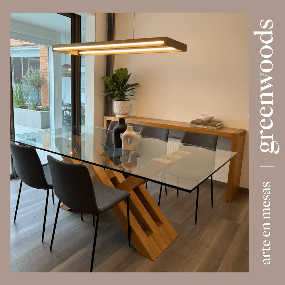 Mesa comedor Cadena de madera y vidrio con base estructural en lenga maciza y cubierta de vidrio de 15 mm