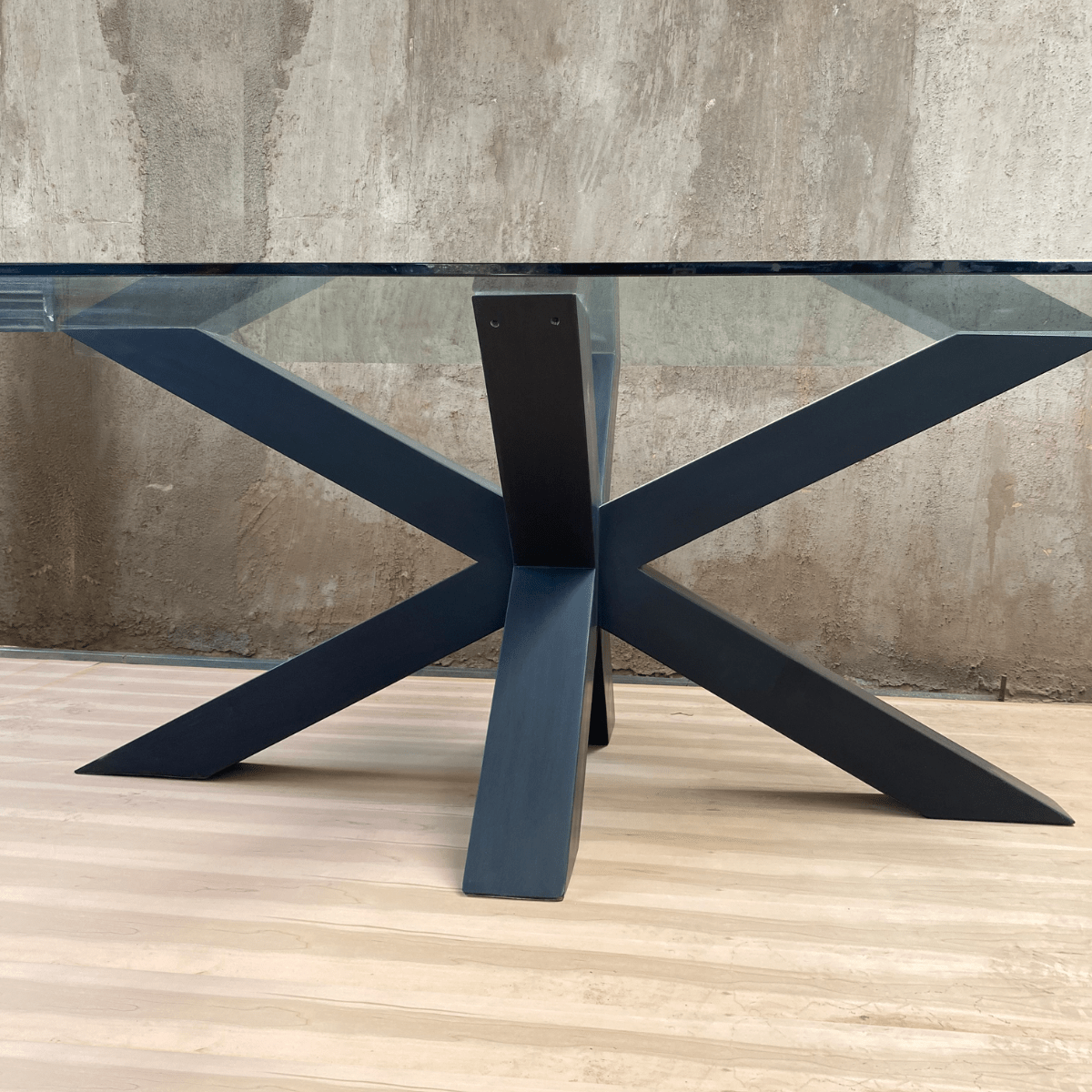Mesa de comedor María, base en madera lenga negra y cubierta de vidrio | Greenwoods Chile