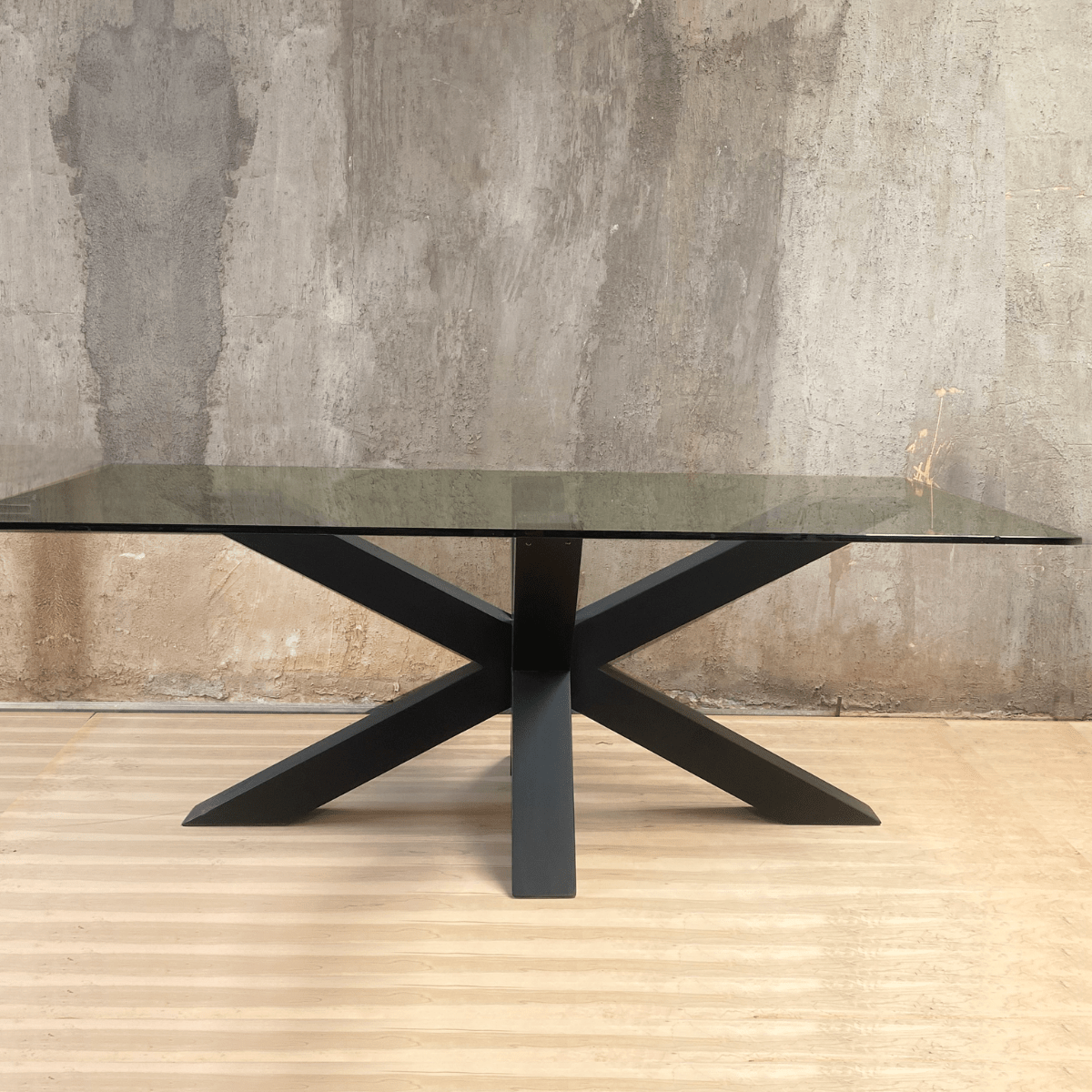 Mesa de comedor María con cubierta de vidrio y base en madera lenga negra | Greenwoods Chile