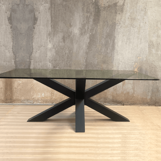 Mesa de comedor María de vidrio y base en madera lenga negra. - mesa comedor | Greenwoods Chile
