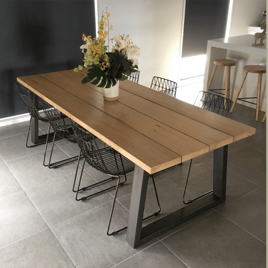 Mesa de comedor terraza en madera y base fierro Tabla. - | Greenwoods Chile