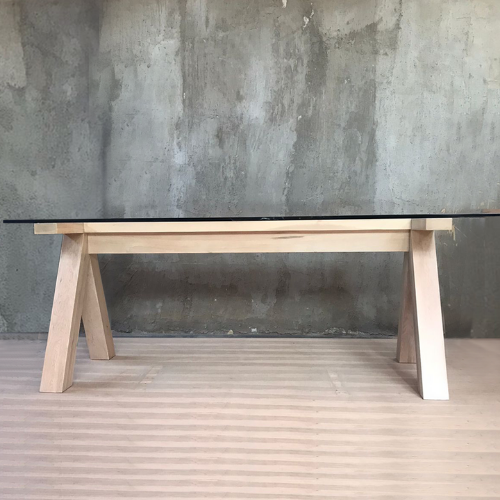 comedor de madera lenga, comedor de vidrio, comedor Escala. Descubre el comedor Escala, una combinación perfecta de madera lenga y vidrio, diseñado para aportar elegancia y durabilidad a tu hogar.