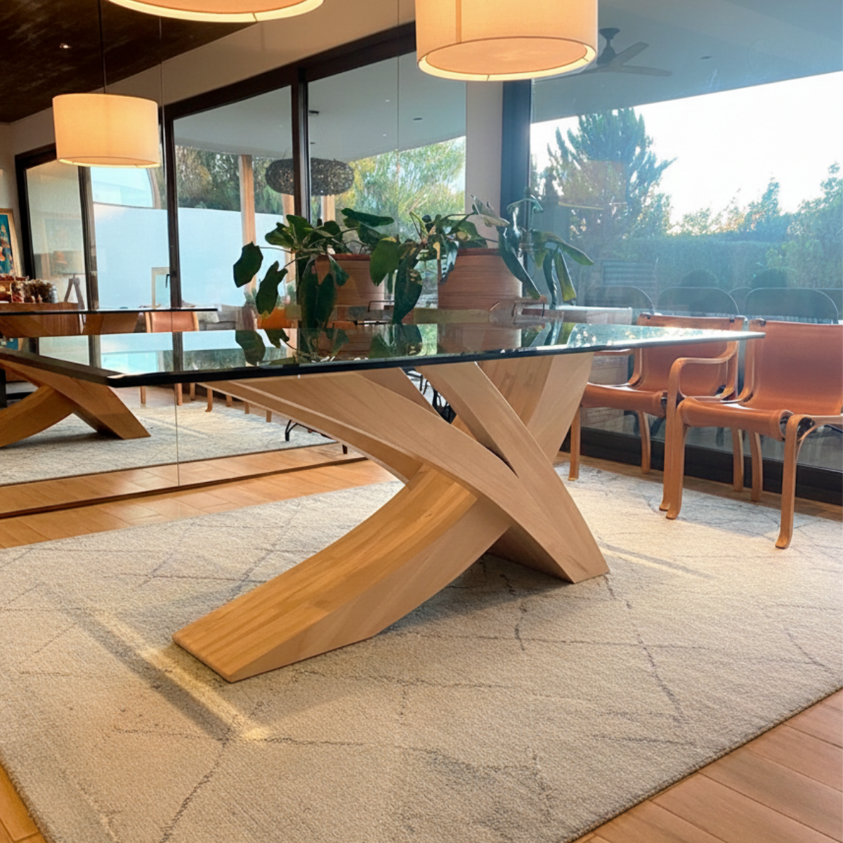 mesa de comedor de madera con cubierta de vidrio a medida diseño moderno base cruzada lenga Greenwoods Chile