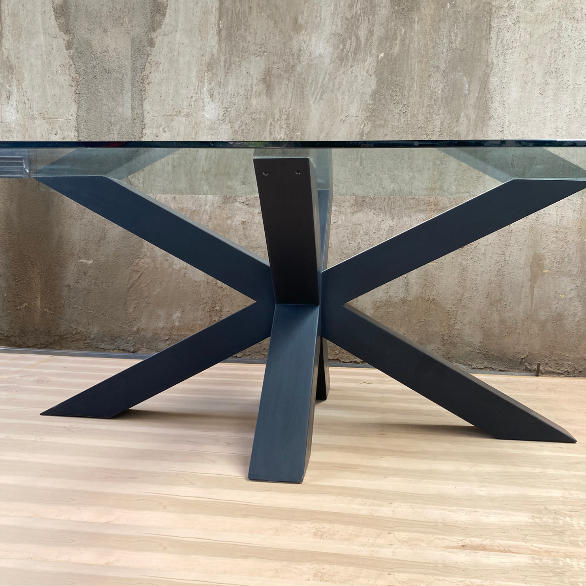 mesa de comedor a medida en madera lenga y vidrio greenwoods,Mesa de comedor de vidrio con base en madera lenga negra – Ideal para comedor y terraza
