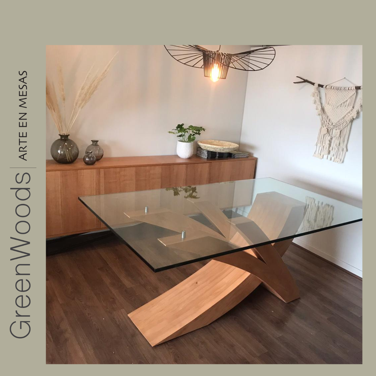 Mesa de comedor Picasso tono natural con base cruzada en madera lenga y cubierta de vidrio | Greenwoods