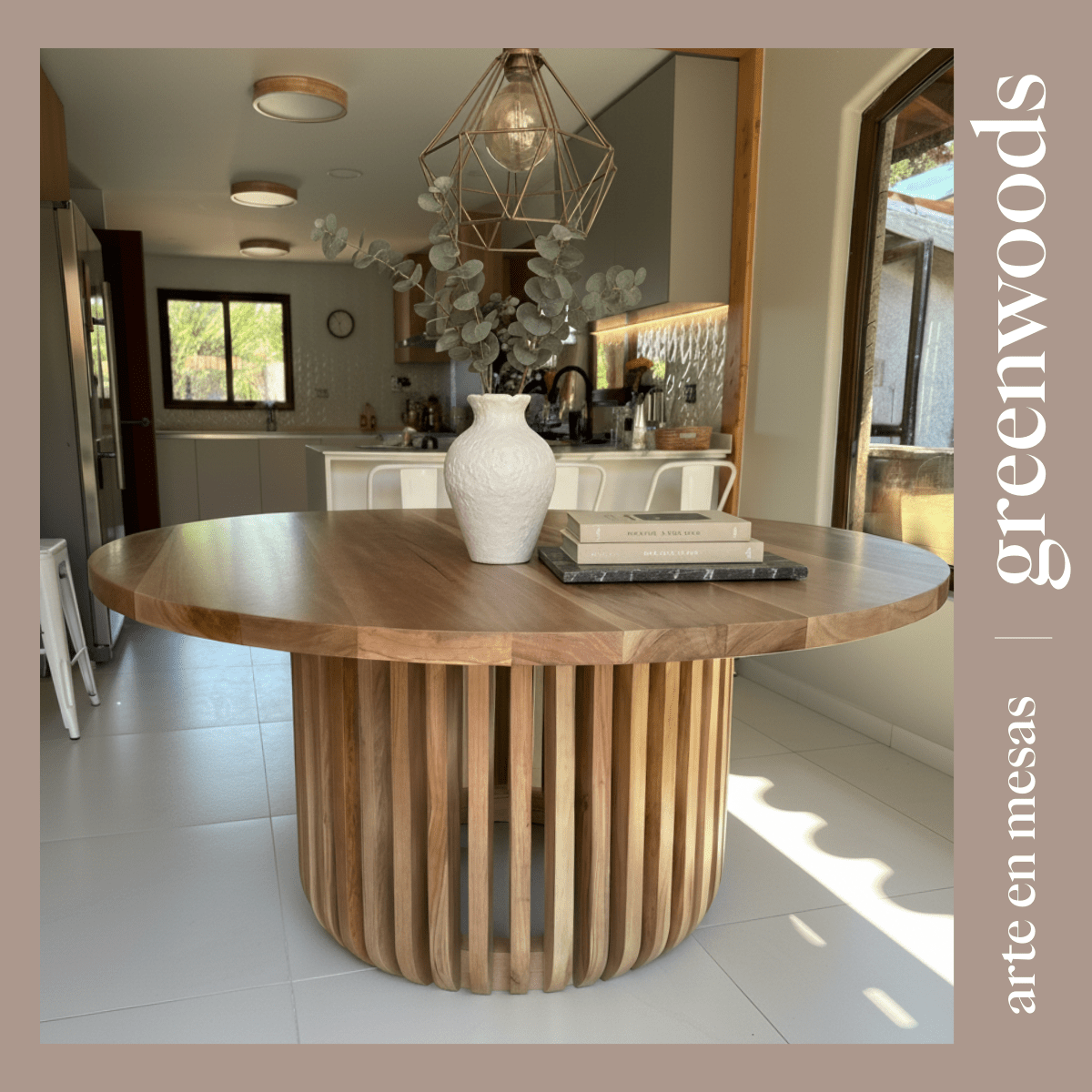 Mesa redonda en madera lenga Praga. - Mesas | Greenwoods Chile