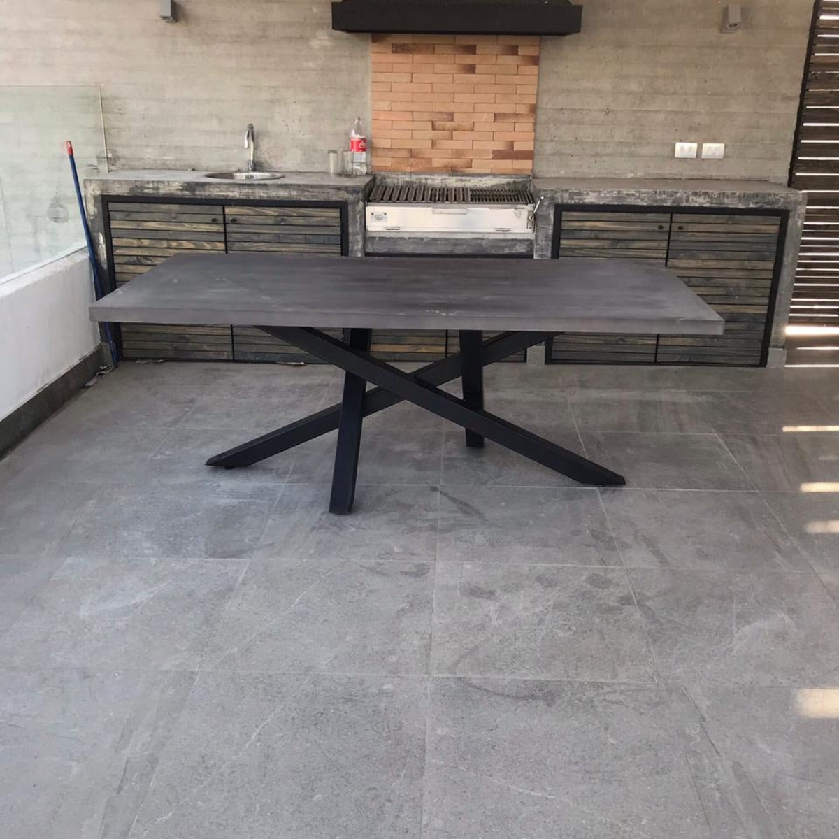 mesa comedor con base de fierro y cubierta de madera nativa lenga modelo Da Vinci greenwoods.cl
