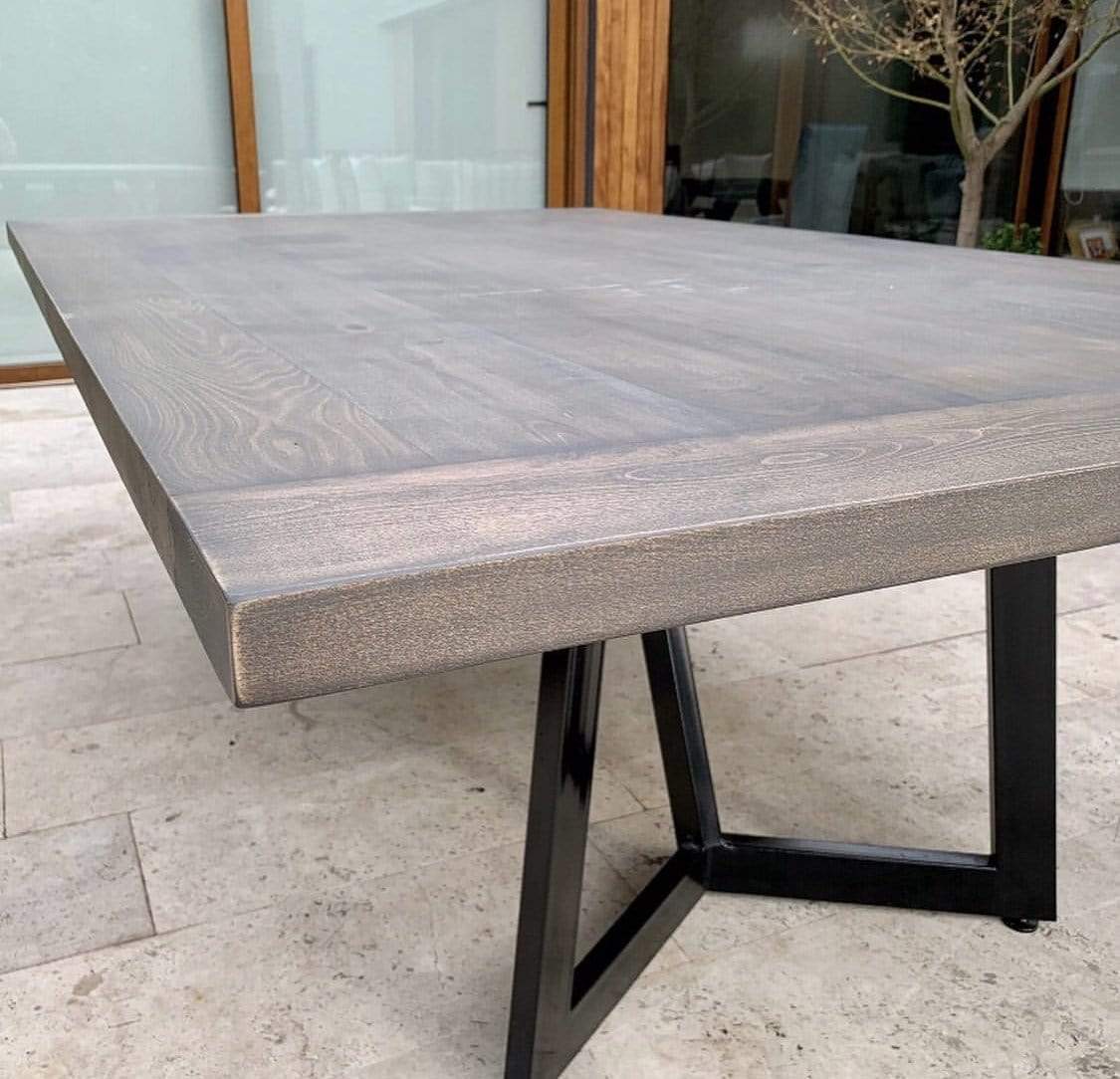 Mesa de comedor de madera y fierro negro Siena en una terraza, ideal para mesas terraza