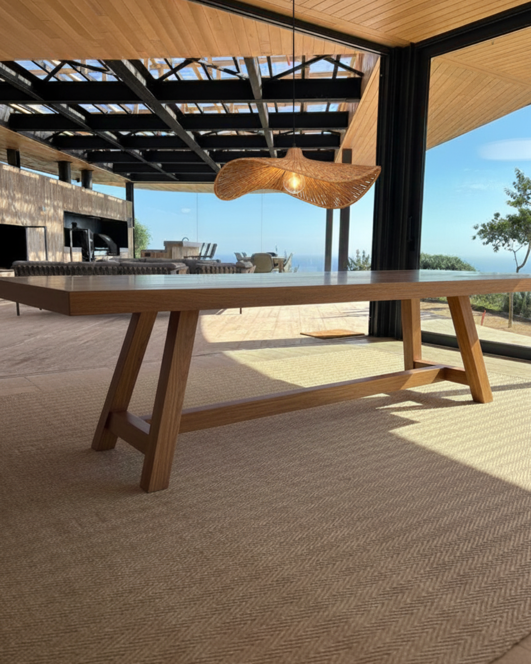 Proyecto de comedor exterior a medida con mesa de madera maciza y estructura metálica en Santiago