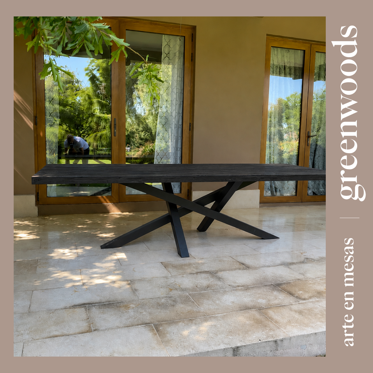 Mesa de comedor cubierta carbonizada y fierro industrial modelo Da Vinci terraza.