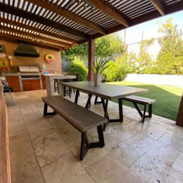 Detalle de la madera de alta calidad utilizada en la mesa de comedor Siena. Durabilidad y estilo en un solo mueble