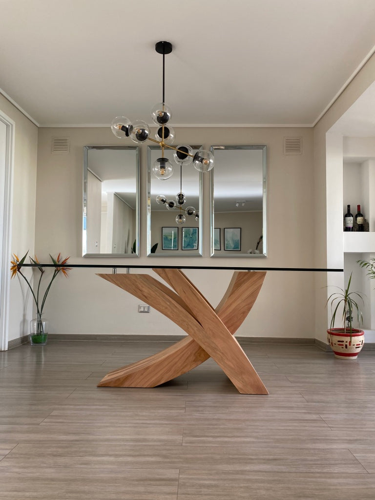 Mesa de comedor Picasso base cruzada en madera lenga con cubierta de vidrio, ambientada en living | Greenwoods