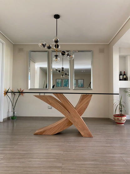 Mesa de comedor Picasso base cruzada en madera lenga con cubierta de vidrio, ambientada en living | Greenwoods